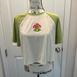Green Raglan Sleeve Cropped Graphic Tee - Mushroom Frog Design